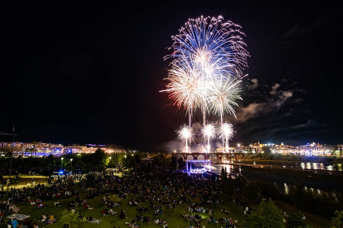 Fuegos artificiales en Badajoz en la noche de San Juan