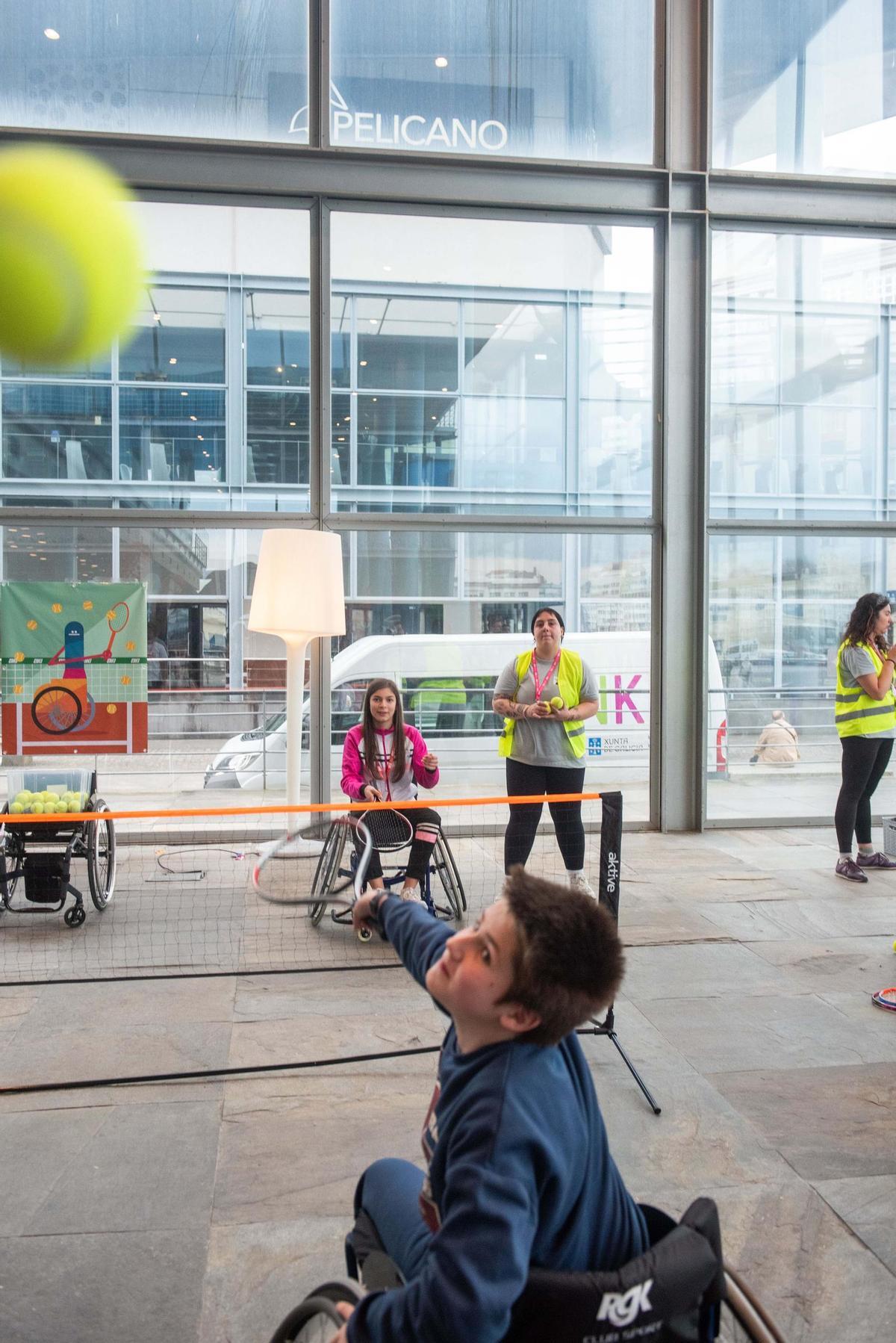 Enki reúne a 500 estudiantes de 14 centros de A Coruña para conocer el deporte inclusivo