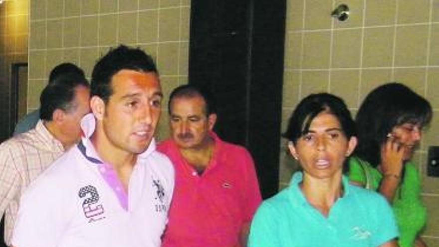 Santi Cazorla, ayer, en su recorrido por la instalación deportiva.