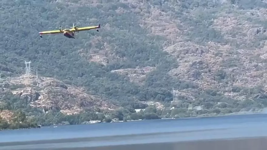 VÍDEO | Así cargan agua en el Lago de Sanabria ante la expectación de los bañistas, que deben permanecer fuera del agua
