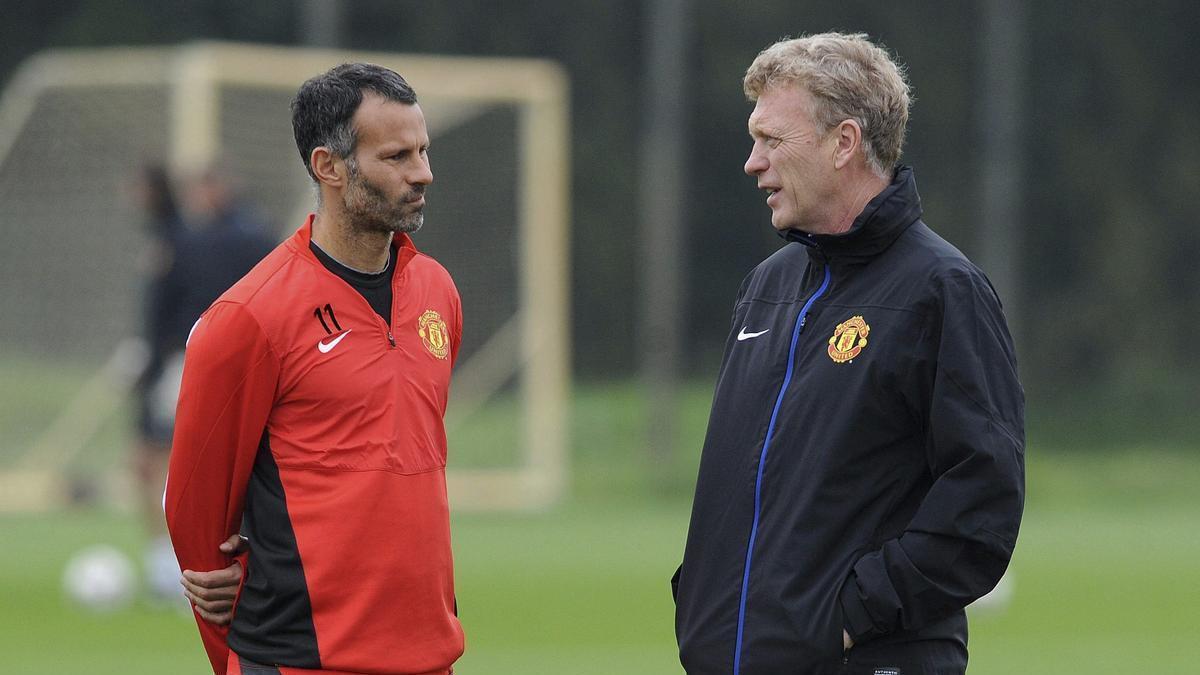 Ryan Giggs dialoga con David Moyes.