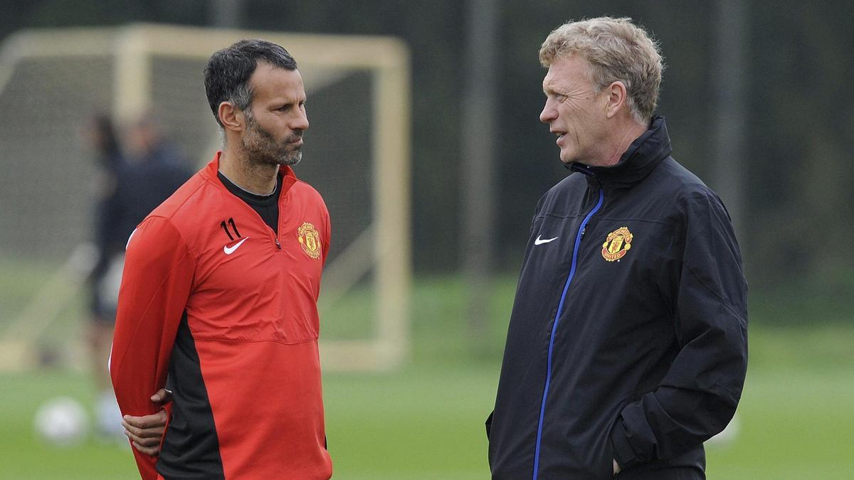 Ryan Giggs dialoga con David Moyes.