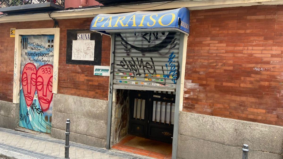 Sauna Paraíso, en el número 15 de la calle Norte de Madrid, con la persiana a medio cerrar