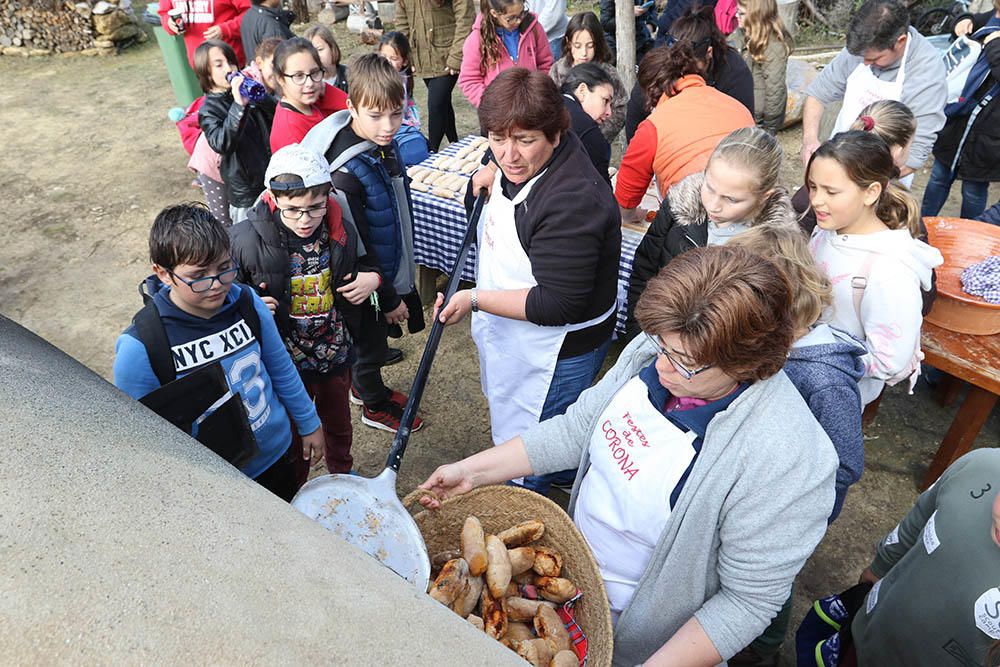 Los colegios de Sant Antoni inauguraron ayer esta fiesta al aire libre que continúa todo el fin de semana.
