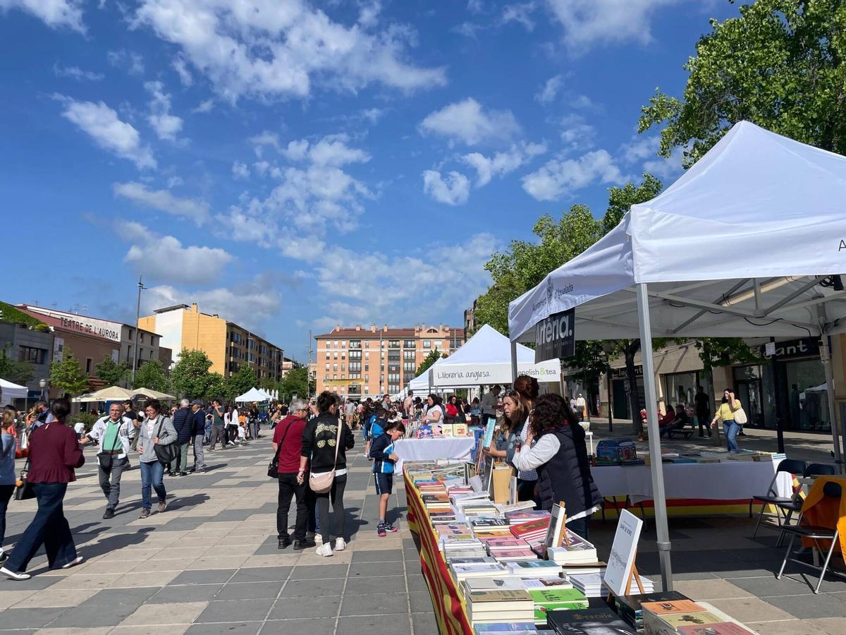 Igualada omple de roses, música i literatura la plaça de Cal Font en la diada de Sant Jordi