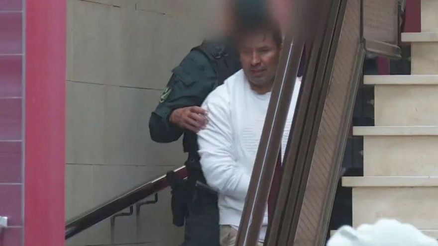 Juan Faber Esquivel en el momento de ser detenido por la UCO en una imagen captada por Televisión Canaria. |