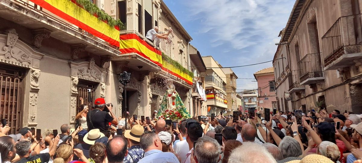 La Virgen entre las calles de Algezares