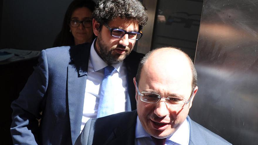 López Miras tras Pedro Antonio Sánchez a la salida de la reunión de la direción del Partido Popular