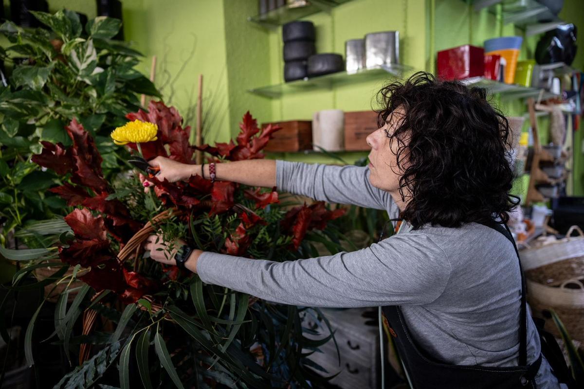 Eva prepara una cesta para grupo para entregar en la Ofrenda de Flores este domingo