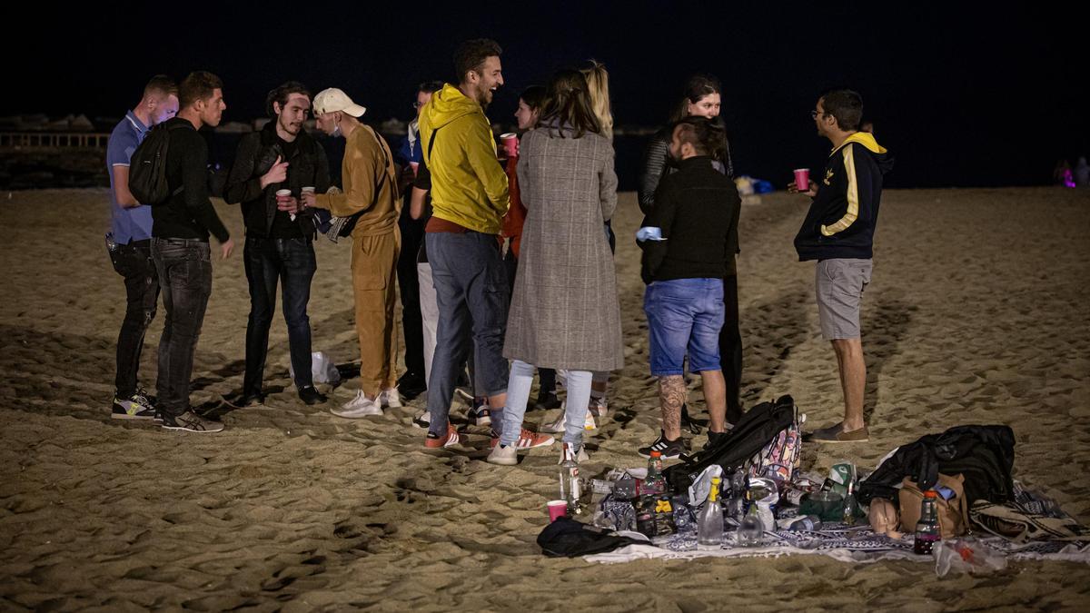 Jóvenes durante un botellón en Barcelona.