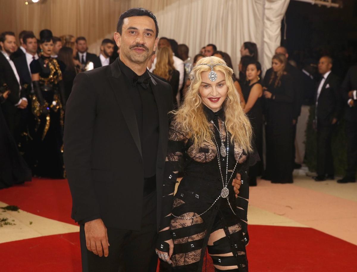 Singer Madonna arrives with designer Riccardo Tisci at the Metropolitan Museum of Art Costume Institute Gala (Met Gala) to celebrate the opening of Manus x Machina: Fashion in an Age of Technology in the Manhattan borough of New York, U.S. May 2, 2016.  REUTERS/Lucas Jackson