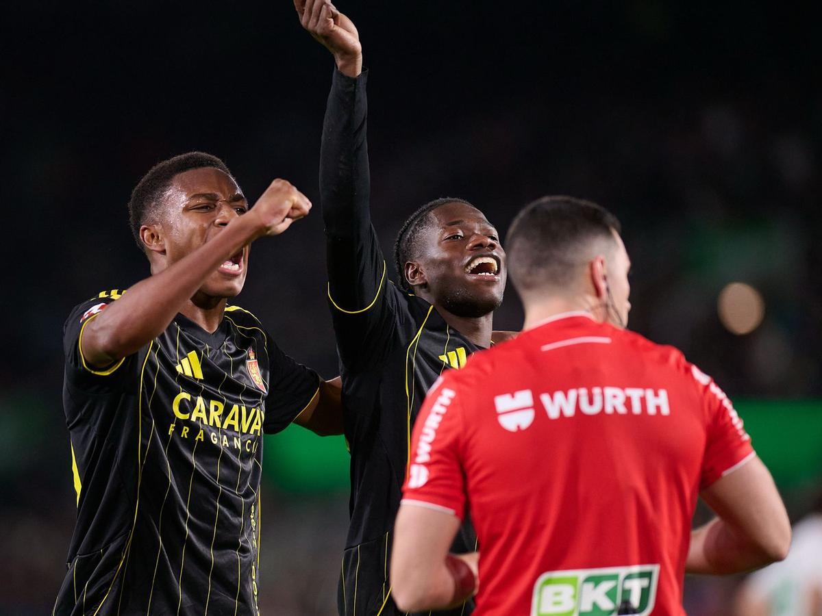 Gomes y Saidu celebran con la grada el triunfo en Santander.