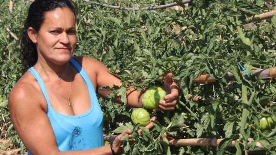 Alves espera poder tirar de la mata de los tomates y está muy orgullosa de sus logros en el campo.