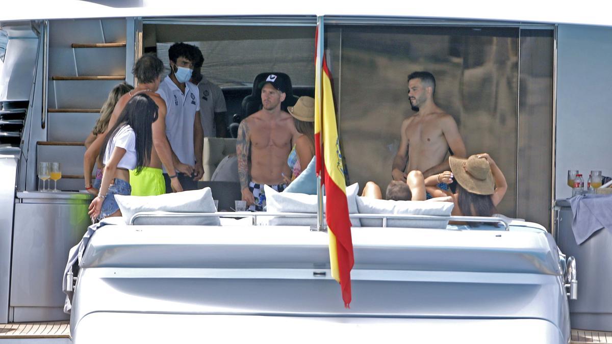 Messi (en el centro, con gorra) en el yate que comparte con Cesc, Luis Suárez y sus familias en aguas de Eivissa, este viernes.