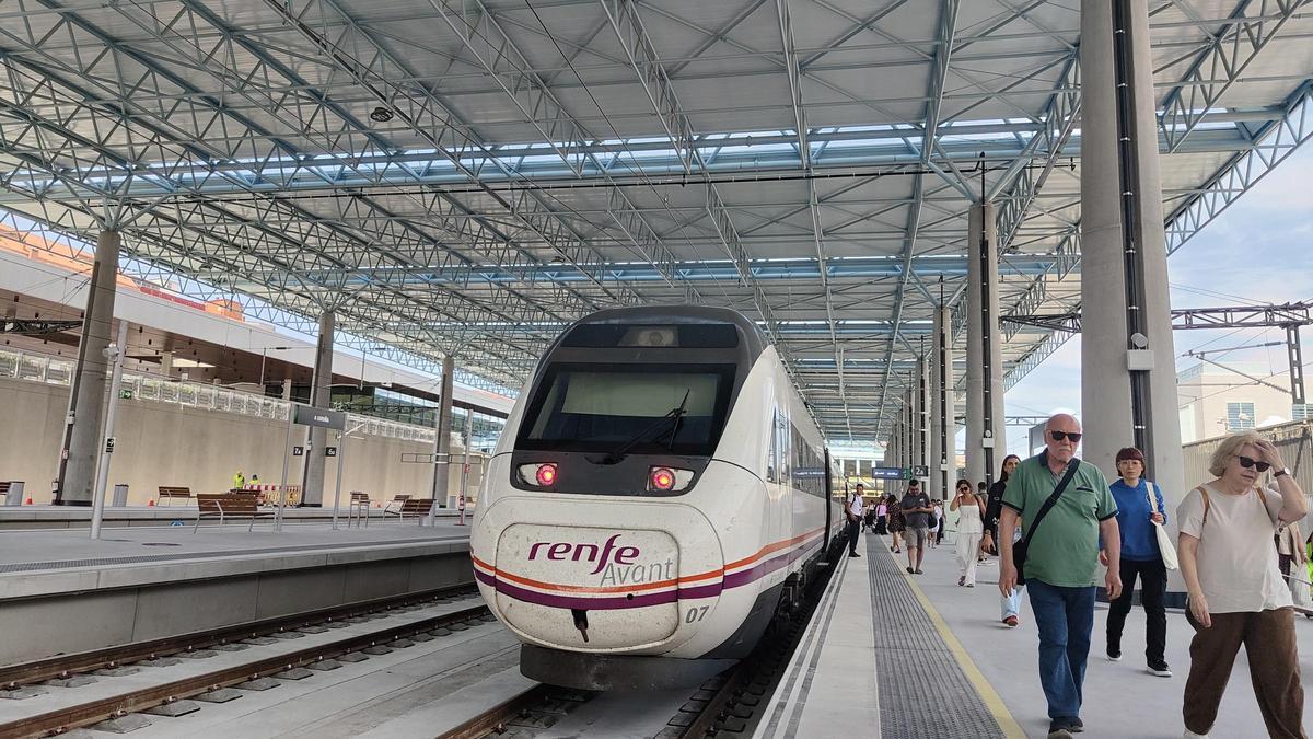 Un tren S-121 de Renfe a su llegada a la estación de A Coruña