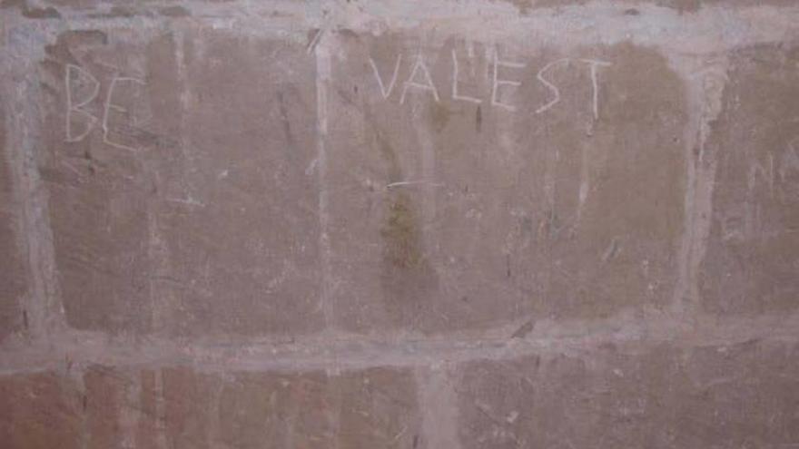 Grabado con una llave en las paredes del Castillo de Bellver.