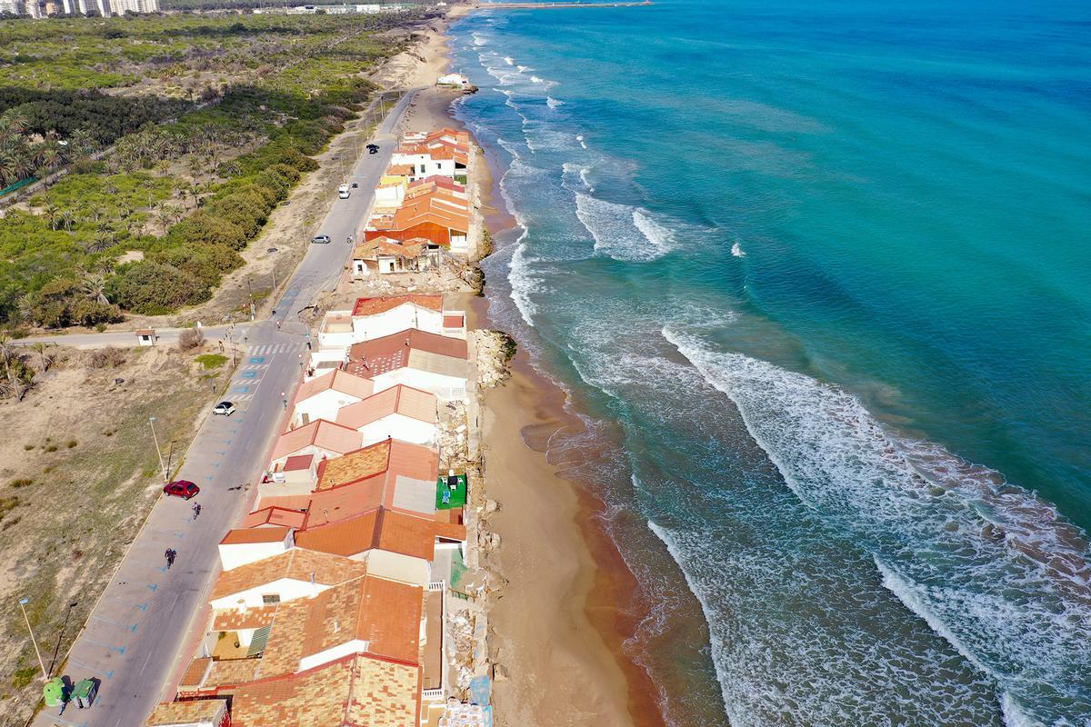 Hilera de viviendas de playa Babilonia que cuentan con orden de derribo paralizada por un procedimiento juidicial
