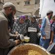 Varias personas en una cola de reparto de comida en Rafah.