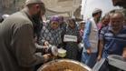 Varias personas en una cola de reparto de comida en Rafah.