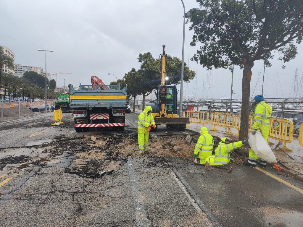 Socavón en el Paseo Marítimo