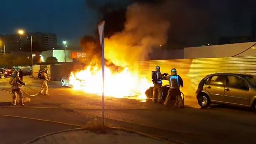 Incendio de contenedores en el Molinar