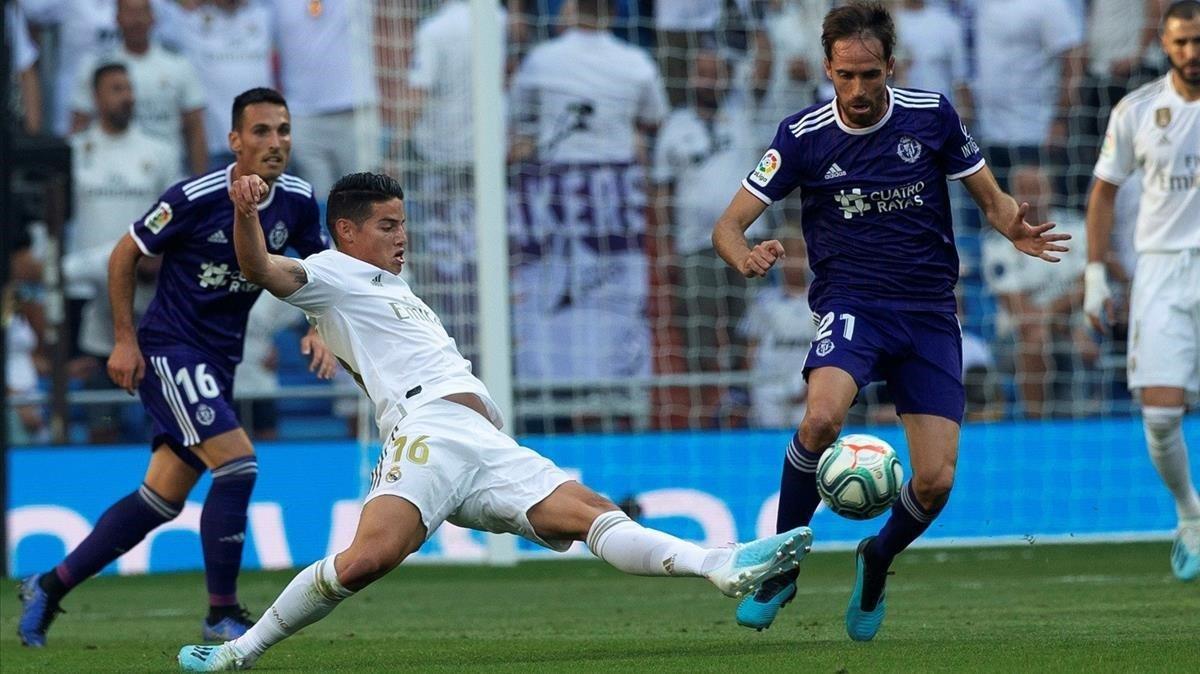 James Rodríguez durante una acción del partido del Real Madrid frente al Valladolid en el Santiago Bernabéu. James Rodríguez durante una acción del partido del Real Madrid frente al Valladolid en el Santiago Bernabéu.