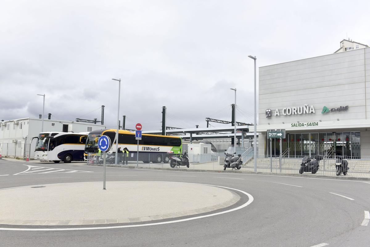 El cierre de la estación ferroviaria los días 28 y 29 de marzo obliga a diseñar un plan alternativo de transporte para garantizar la movilidad de los viajeros. El primer día se ha desarrollado con tranquilidad y pocos pasajeros en el servicio extraordinario de buses. El cierre de la estación ferroviaria los días 28 y 29 de marzo obliga a diseñar un plan alternativo de transporte para garantizar la movilidad de los viajeros. El primer día se ha desarrollado con tranquilidad y pocos pasajeros en el servicio extraordinario de buses.
