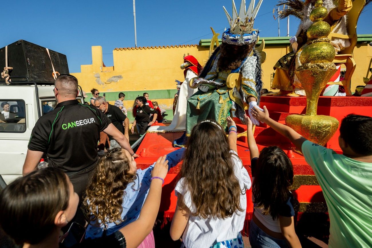 Miles de personas llenan de ilusión el Estadio de Barrial en la llegada de los Reyes Magos