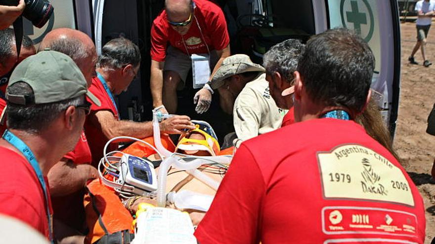 El piloto español Cristobal Guerrero es trasladado por el servicio de emergencia del Rally Dakar Argentina-Chile 2009, lesionado durante la décima etapa "Copiapó-Copiapó", en Chile, hoy, 13 de ero de 2009. Guerrero permanece en estado de coma tras golpearse la cabeza al caer de su máquina durante la décima etapa, la más difícil de la competición, informó la organización.