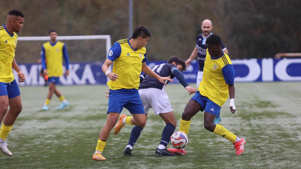 Adibe roba el balón, ayer, en el José Ramón Suárez Fernández.