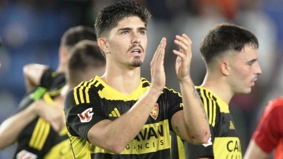 Bernardo Vital aplaude a los aficionados del Real Zaragoza.