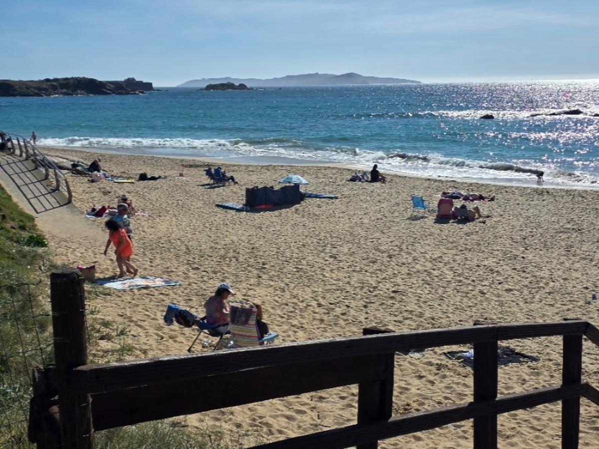 Las playas lucen una imagen veraniega en Viernes Santo. Las playas lucen una imagen veraniega en Viernes Santo.