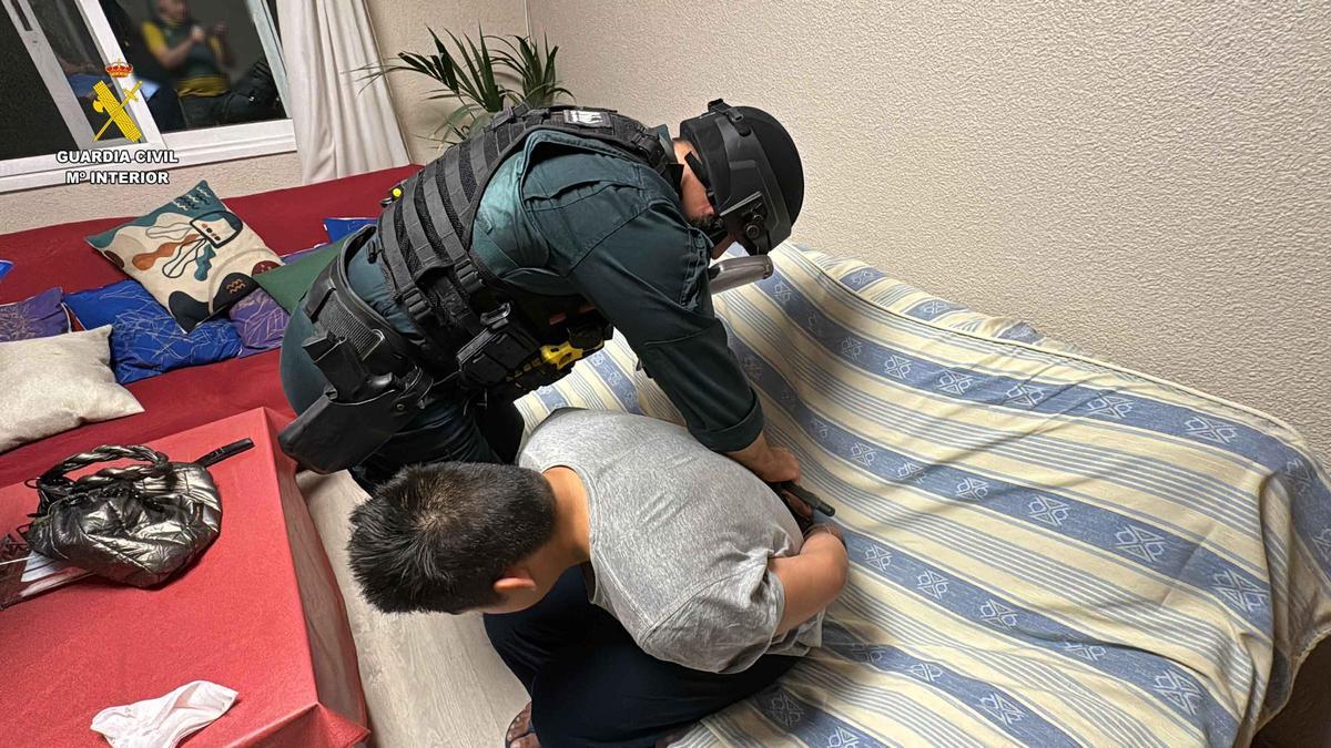 Agentes de la Guardia Civil en la vivienda del detenido, en Murcia.