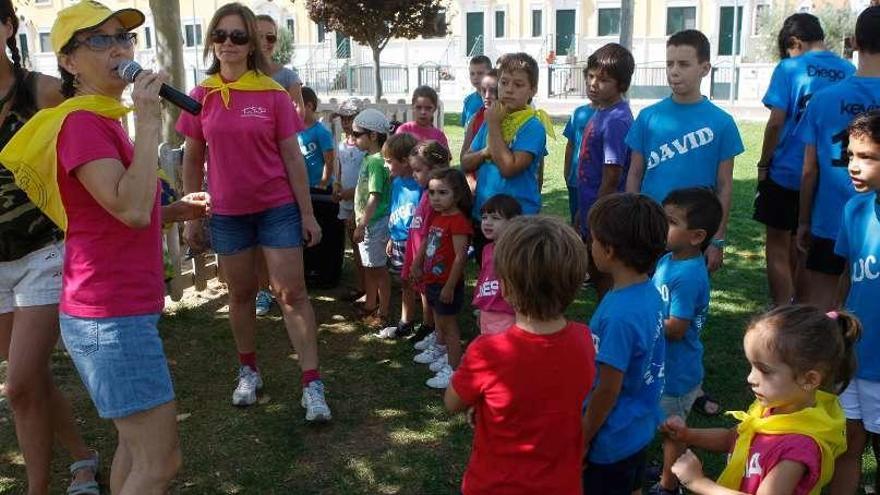 Los niños de Siglo XXI animan las fiestas con juegos en el parque