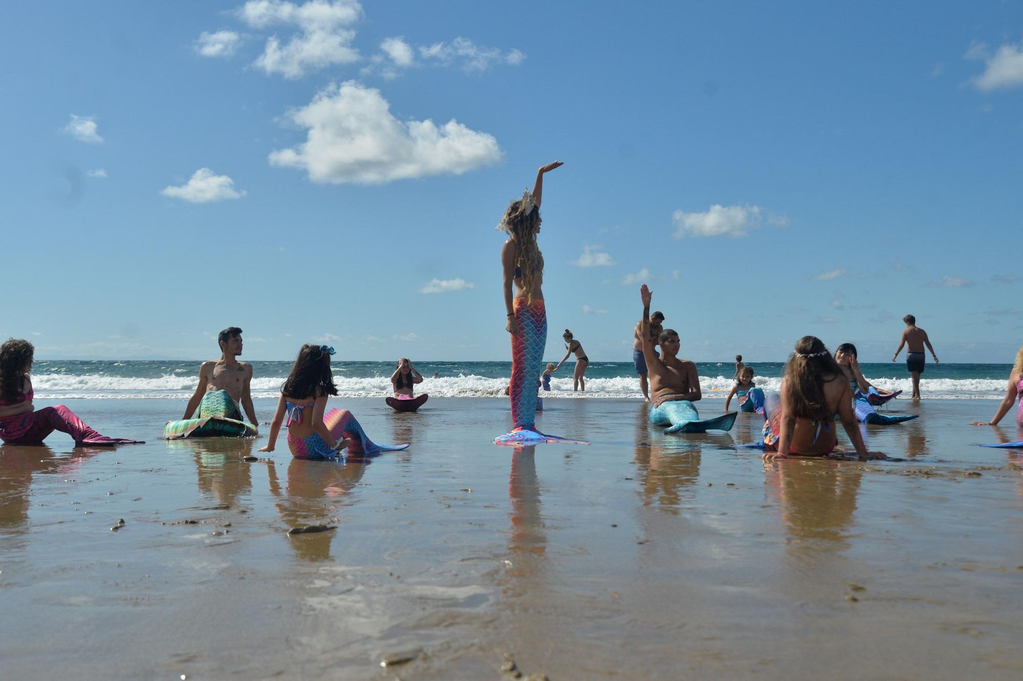 Actividades en la playa de Las Canteras de la primera escuela de sirenas y tritones de Gran Canaria (8/05/2021)