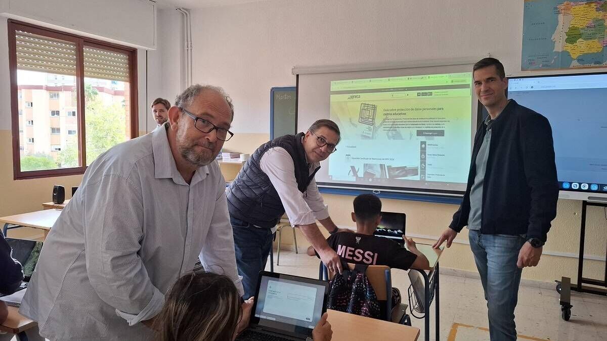 Miguel Ángel Muñoz, director del colegio, y los profesores de la UMA Julio Ruiz y Enrique Sánchez.