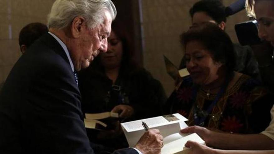 Vargas Llosa teme que el libro de papel sea derrotado por el digital