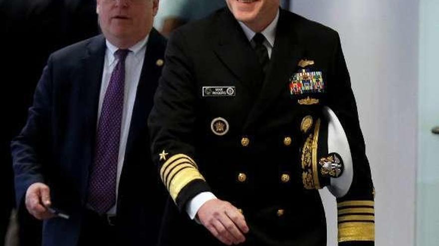 El exdirector de la Agencia Nacional de Inteligencia (NSA), el almirante Mike Rogers, tras asistir a la sesión del Senado de EE UU. // Reuters