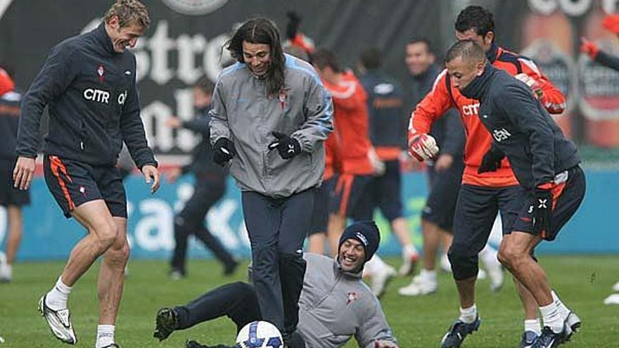 Rubén, Rosada, Fajardo, Notario y Ghilas bromean durante el entrenamiento de ayer.