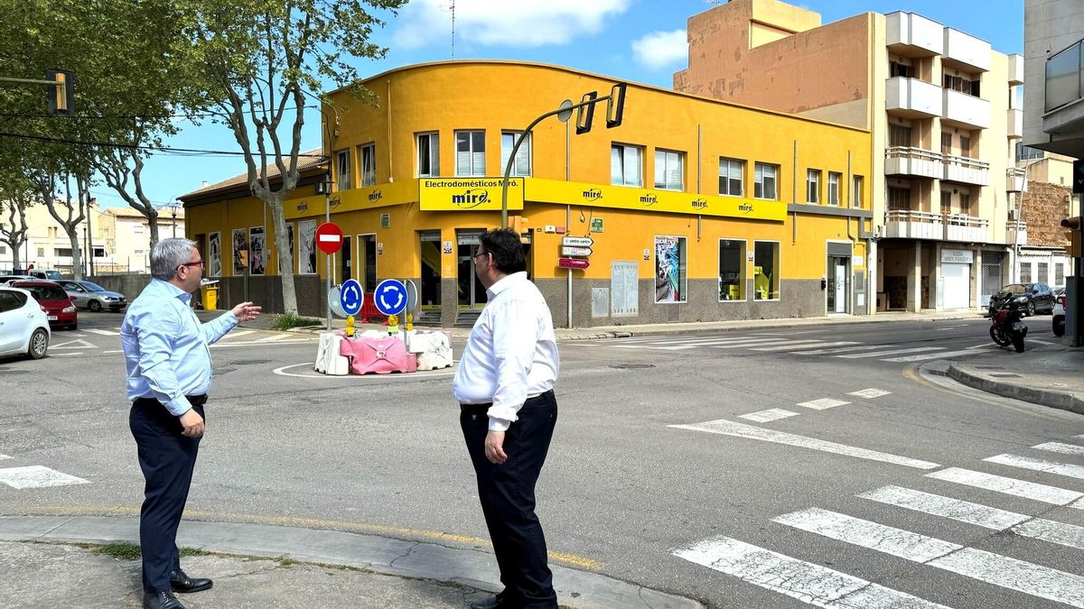 El alcalde Virgilio Moreno y el regidor de Urbanismo, Andreu Caballero, junto a la rotonda provisional de la calle General Luque.