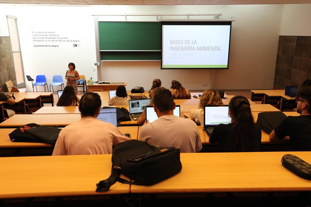 Una clase en la Universidad Miguel Hernández de Elche.