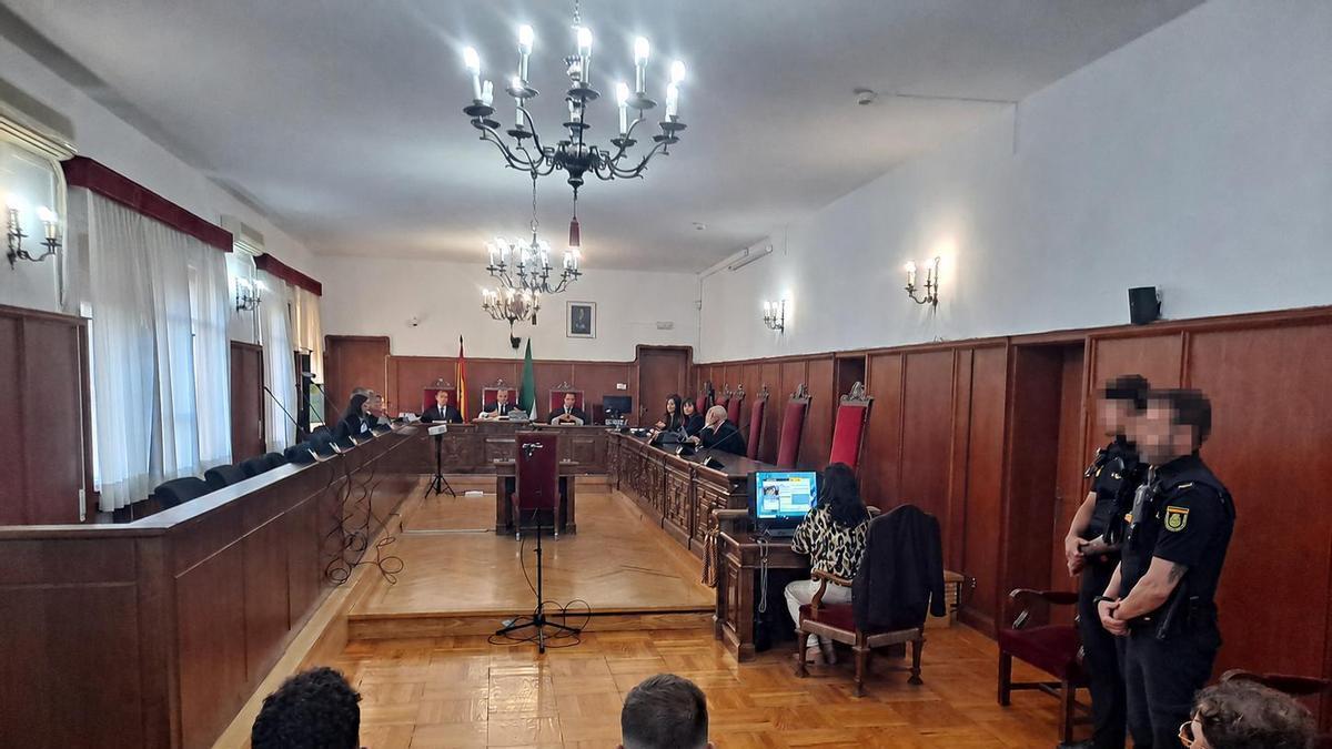 Los tres acusados, sentados y de espaldas, este miércoles en la Audiencia de Badajoz.