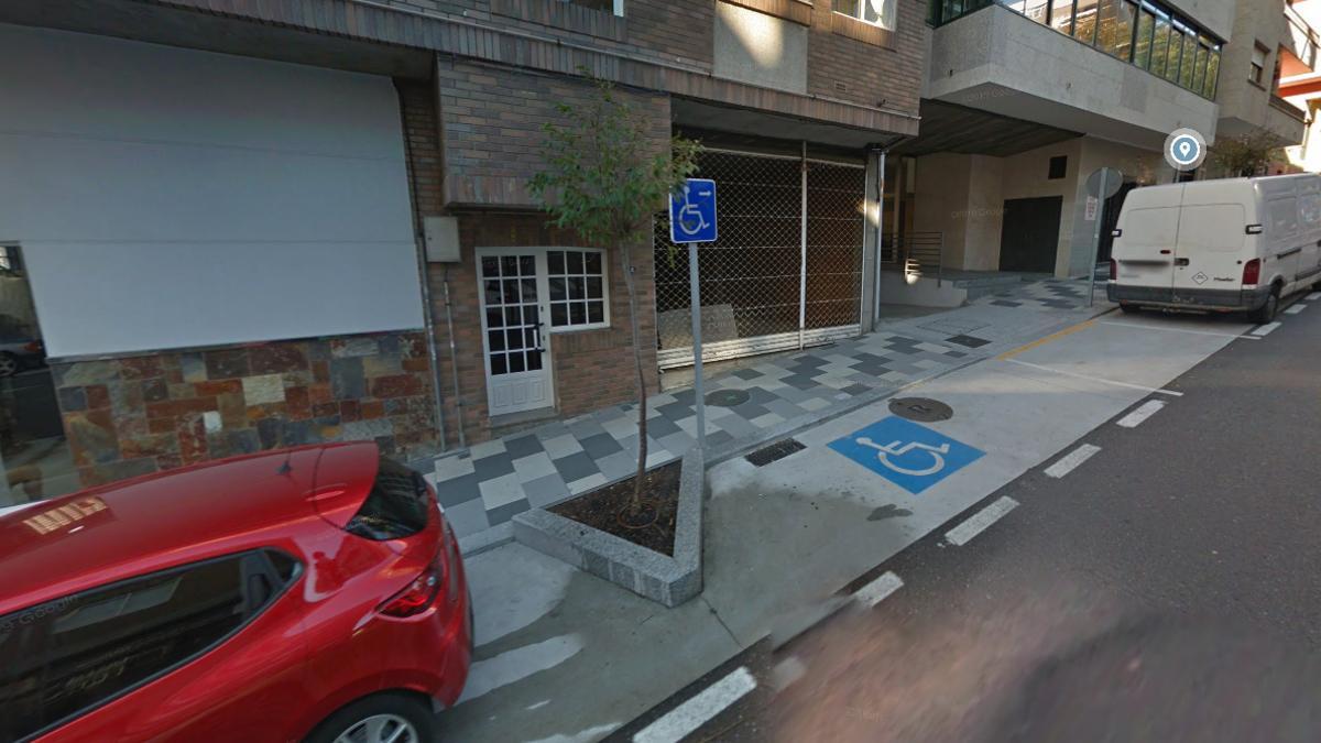 Plaza para personas de movilidad reducida en la calle Estorniño