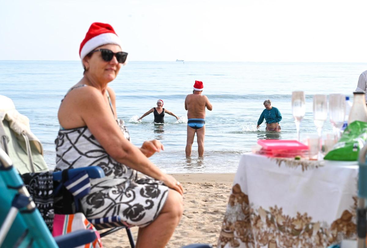 Cientos de personas celebran el Año Nuevo en la playa de La Marina disfrutando del buen tiempo