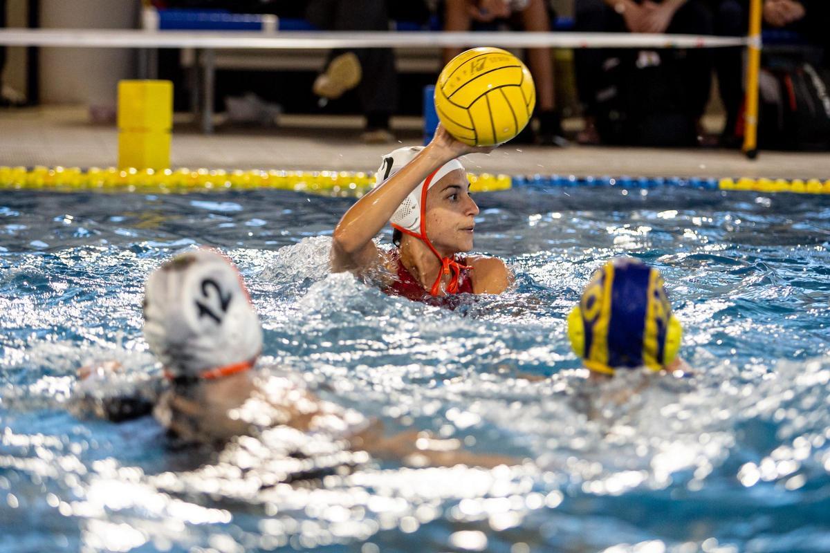 Jugadoras de waterpolo en una piscina de Ibiza.