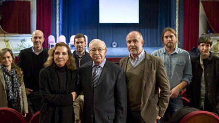 Enrique Fayos, con sus hijos en primer plano, ayer en el Olympia.