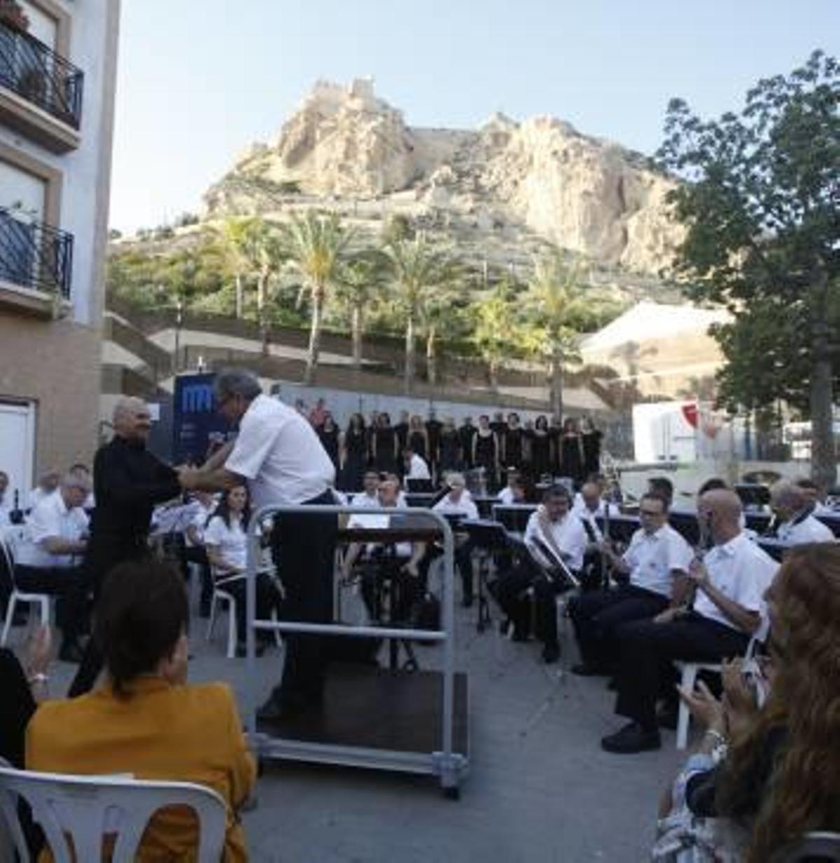 Entrega de emblemas y concierto homenaje a José Manuel Navarro