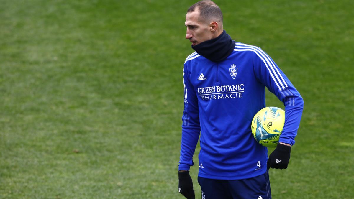 Petrovic coge un balón en un entrenamiento con el Zaragoza.