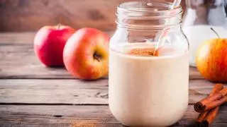 El batido detox de zanahoria y manzana para conseguir un vientre plano mientras potencias el tono de tu piel
