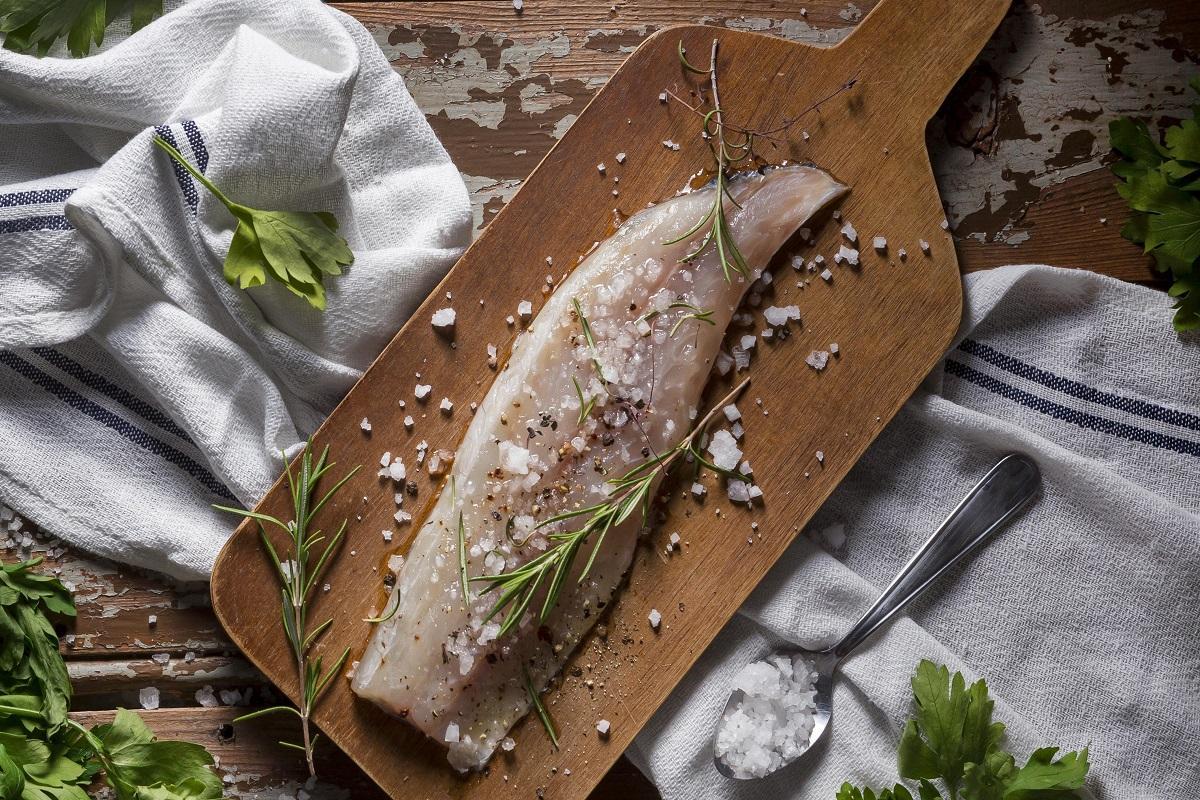 El pescado blanco es ligero y rico en triptófano.